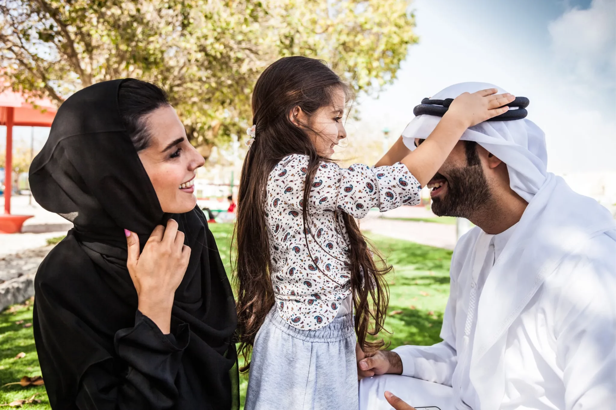 Man-and-woman-dressed-in-the-Emirati-outfits-with-their-daughter