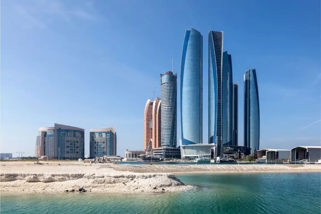 أفق عصري على الواجهة البحرية يبرز روائع الهندسة المعمارية في أبوظبي